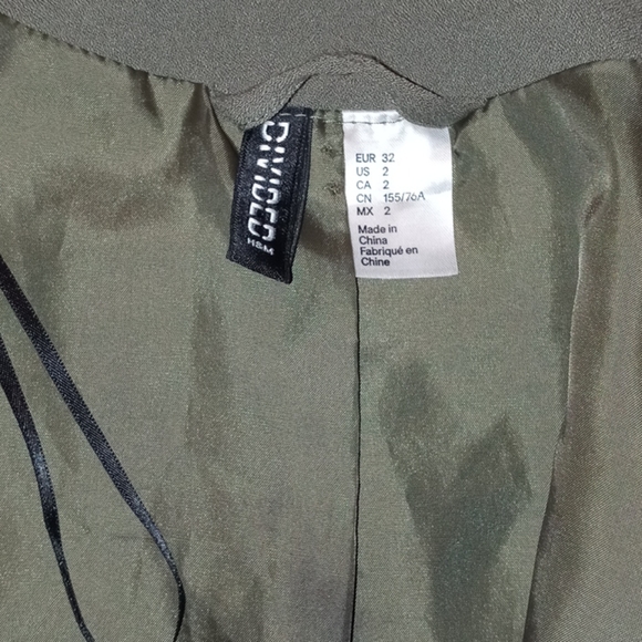 Divided by H&M olive green crepe jacket
Size 2 - Picture 4 of 5